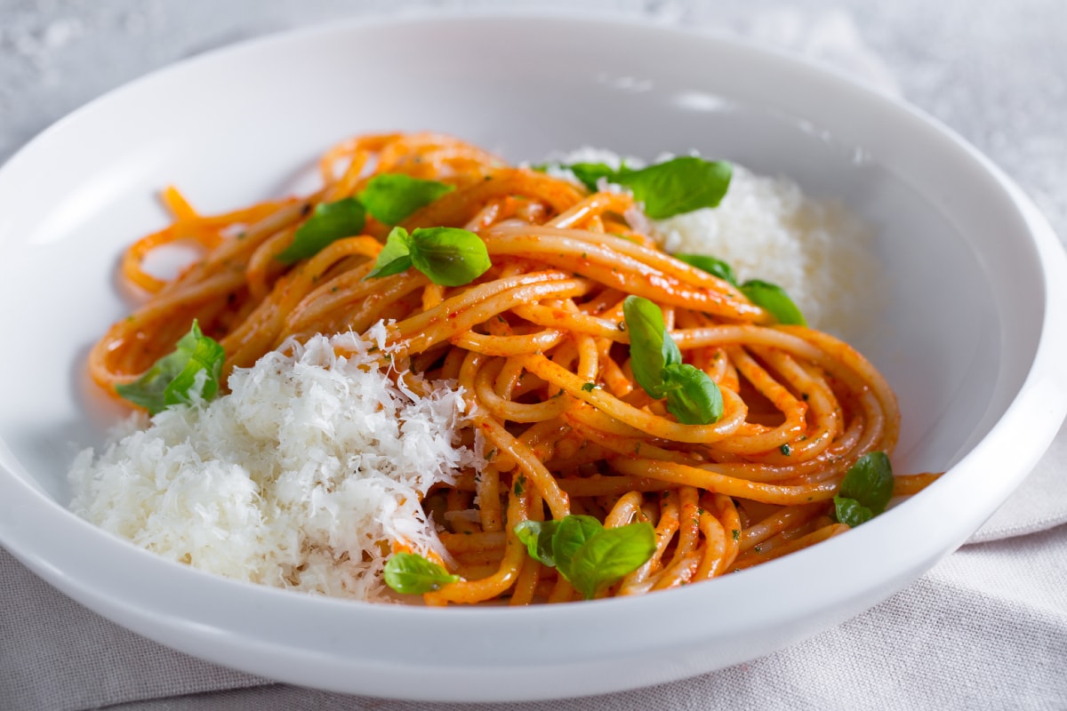 Spaghetti à la parmigiana avec coulis de tomate