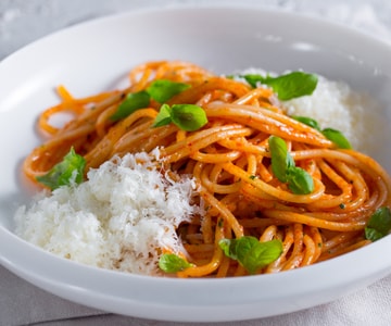 Spaghetti à la parmigiana avec coulis de tomate
