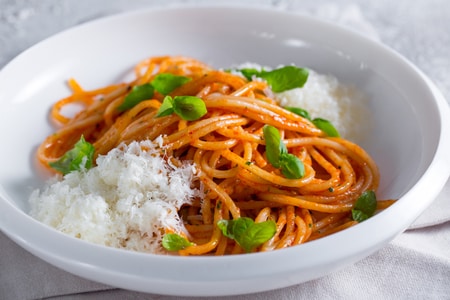 Spaghetti à la parmigiana avec coulis de tomate