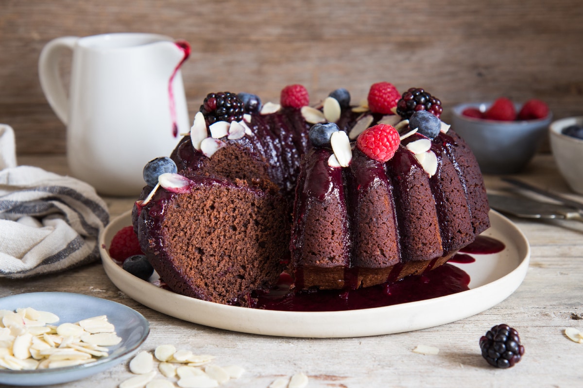 Gâteau au cacao et aux amandes avec sauce aux fruits rouges