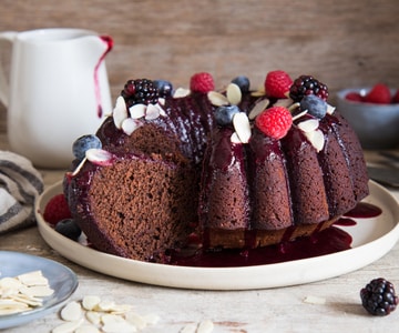 Gâteau au cacao et aux amandes avec sauce aux fruits rouges
