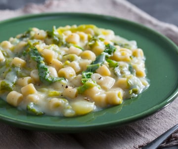 Pâtes au lard avec chou frisé et pommes de terre