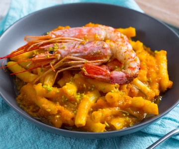 Maccheroni à la crème de potiron et crevettes flambées