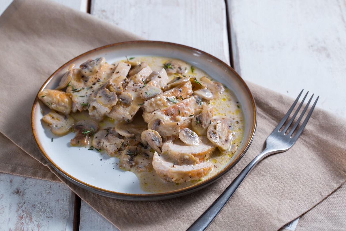 Blanc de poulet au lait et champignons