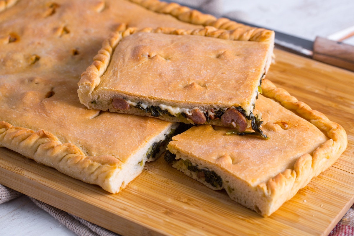Focaccia farcie avec des pousses de brocoli-rave et saucisse