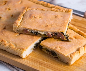 Focaccia farcie avec des pousses de brocoli-rave et saucisse