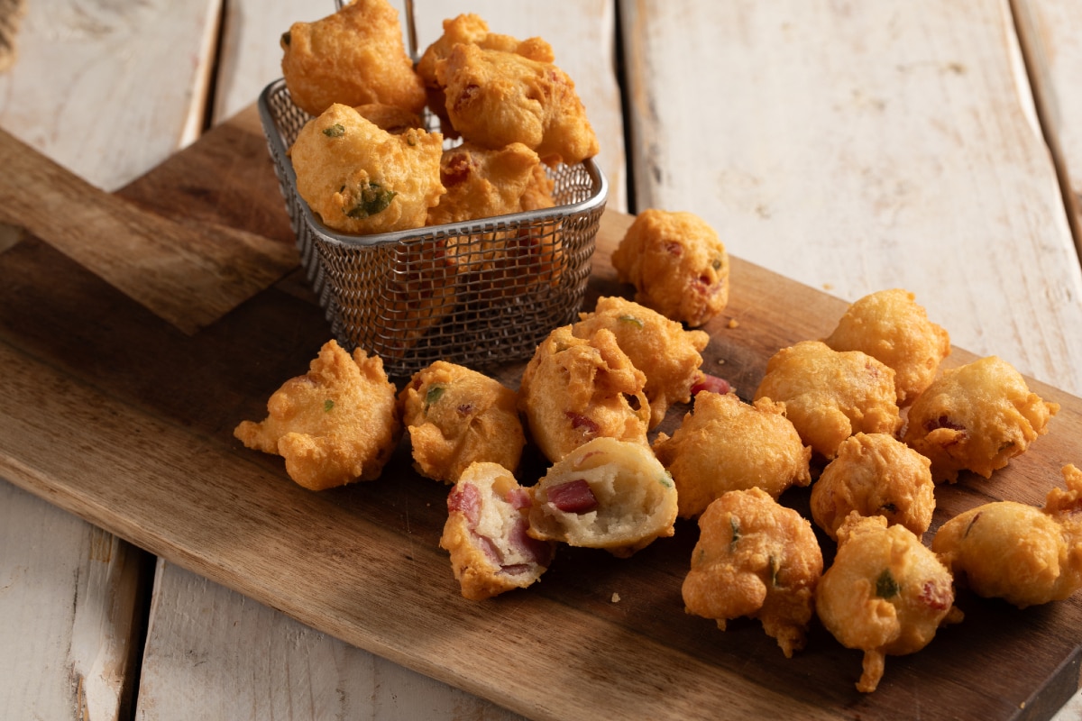 Petites beignets salés avec salami et fromage