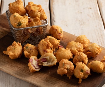 Petites beignets salés avec salami et fromage