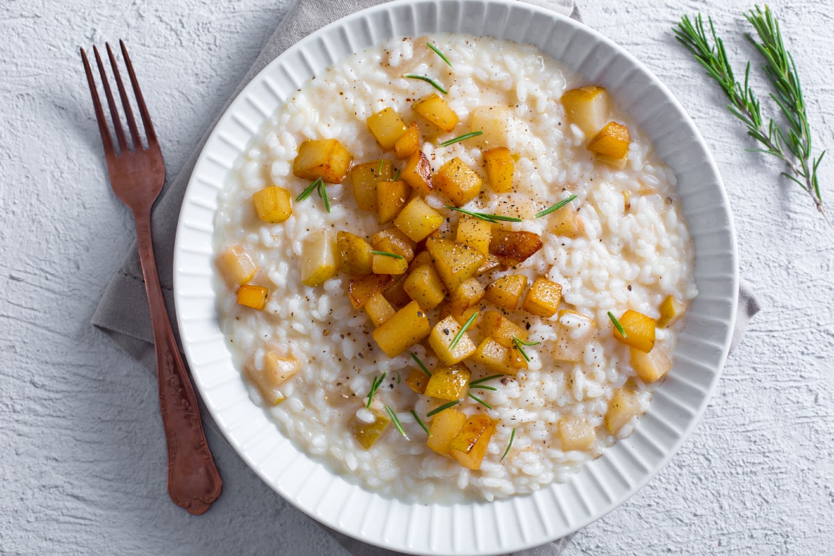 Risotto au stracchino, poires et noisettes