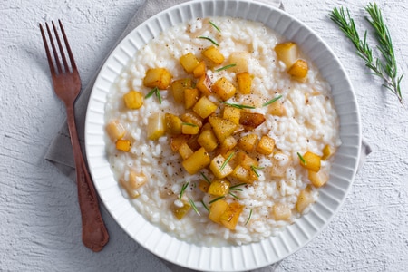 Risotto au stracchino, poires et noisettes