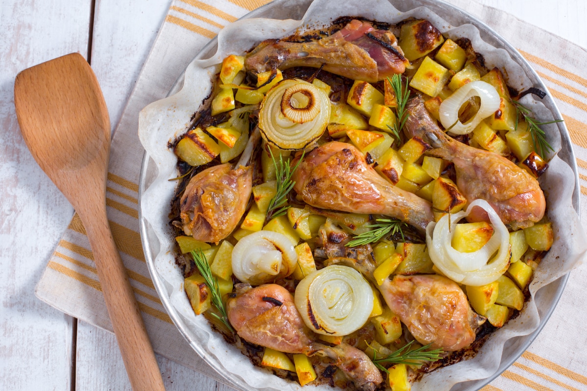 Poulet rôti avec pommes de terre et oignons