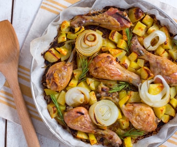 Poulet rôti avec pommes de terre et oignons