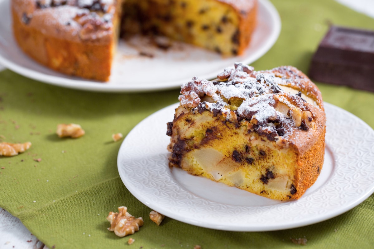 Gâteau au chocolat, poires et noix