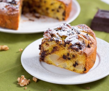 Gâteau au chocolat, poires et noix