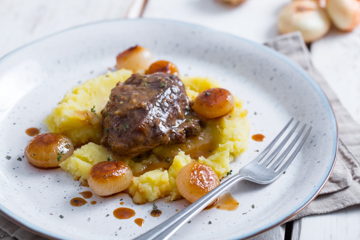 Joue de porc braisée et oignons borettane