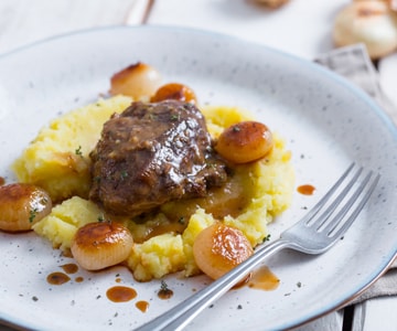 Joue de porc braisée et oignons borettane