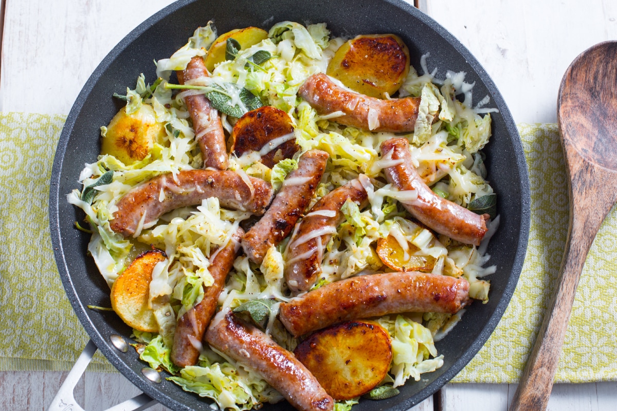 Chou vert, pommes de terre et saucisse