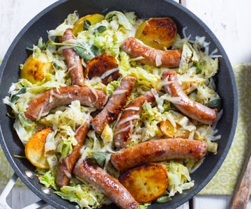 Chou vert, pommes de terre et saucisse