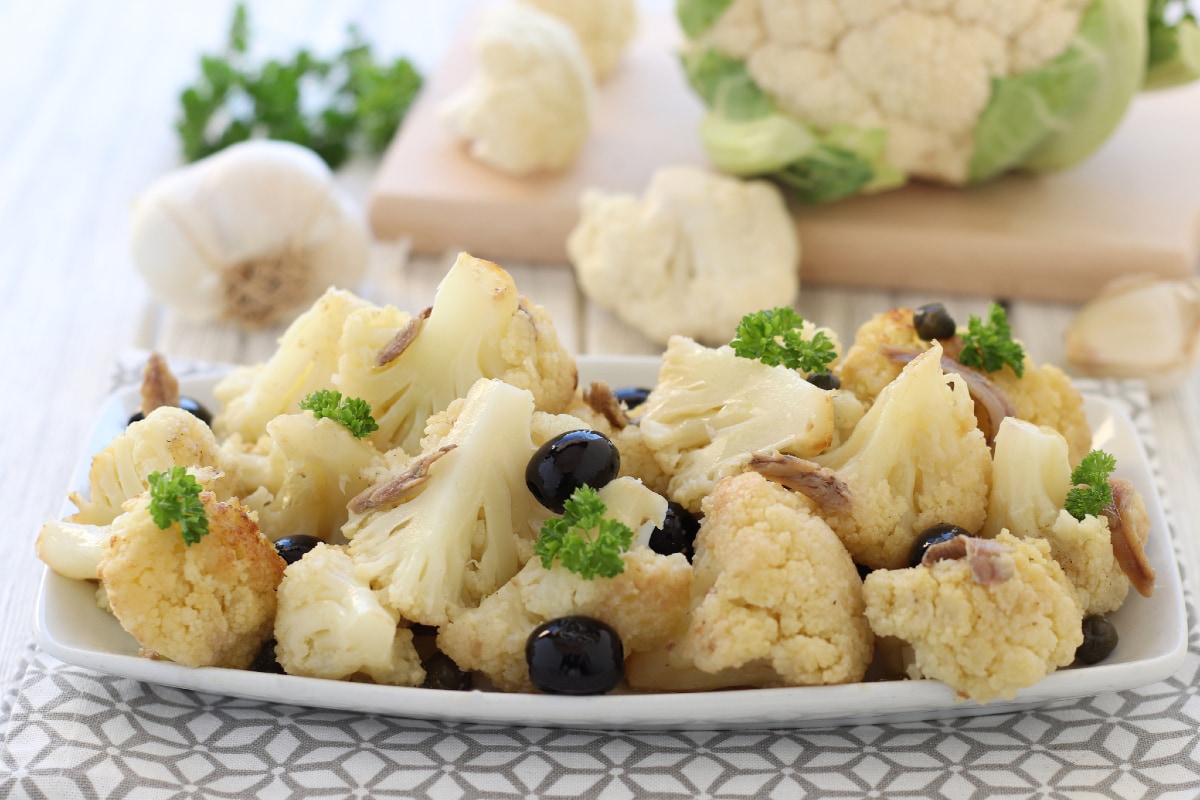 Chou-fleur à la poêle avec des olives
