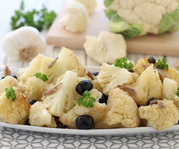 Chou-fleur à la poêle avec des olives