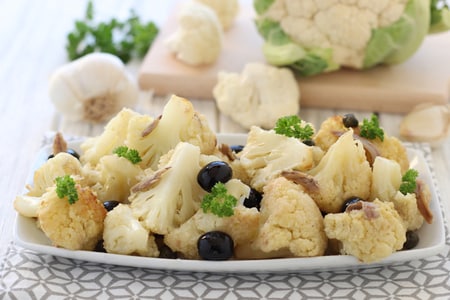 Chou-fleur à la poêle avec des olives