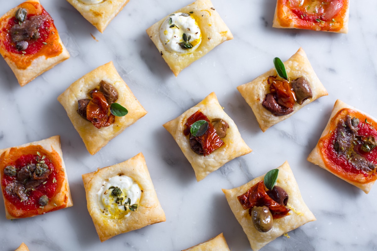 Pizzettes carrées de pâte feuilletée