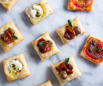 Pizzettes carrées de pâte feuilletée