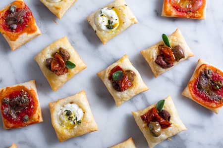 Pizzettes carrées de pâte feuilletée