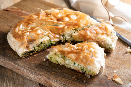 Tarte salée de pâte phyllo à la poêle avec courgettes