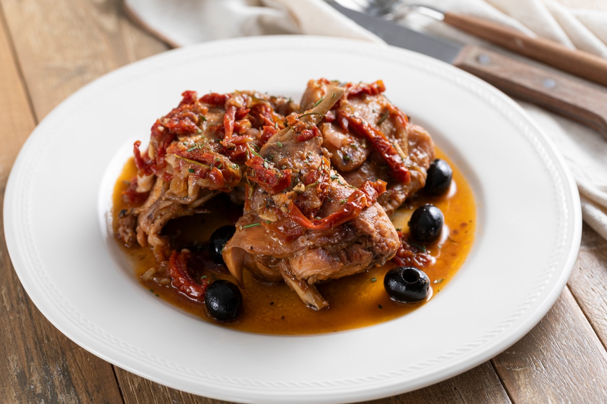 Lapin mijoté aux olives et tomates séchées