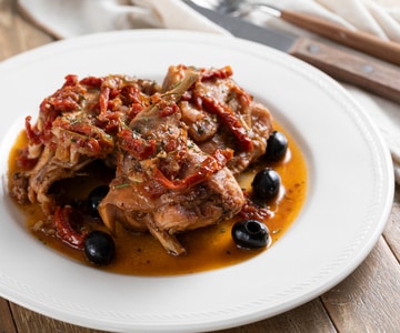 Lapin mijoté aux olives et tomates séchées
