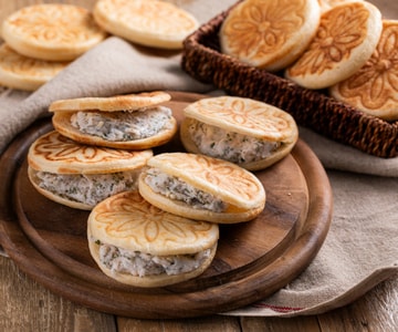 Crescentine (ou tigelle) avec la cunza