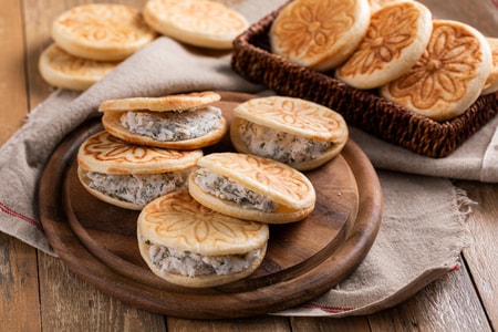 Crescentine (ou tigelle) avec la cunza