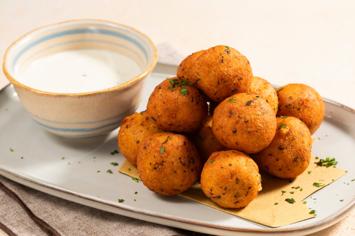 Boulettes de fromage et poivre avec fondue