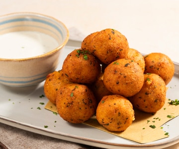 Boulettes de fromage et poivre avec fondue