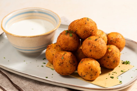 Boulettes de fromage et poivre avec fondue