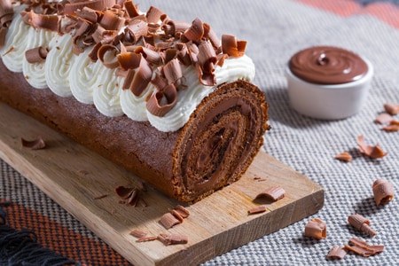 Rouleau au cacao avec crème et Nutella