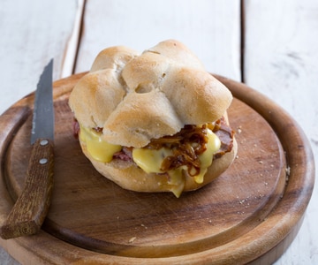 Sandwich au rosbif et oignons caramélisés