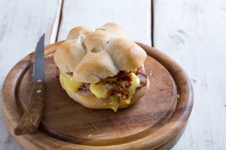 Sandwich au rosbif et oignons caramélisés