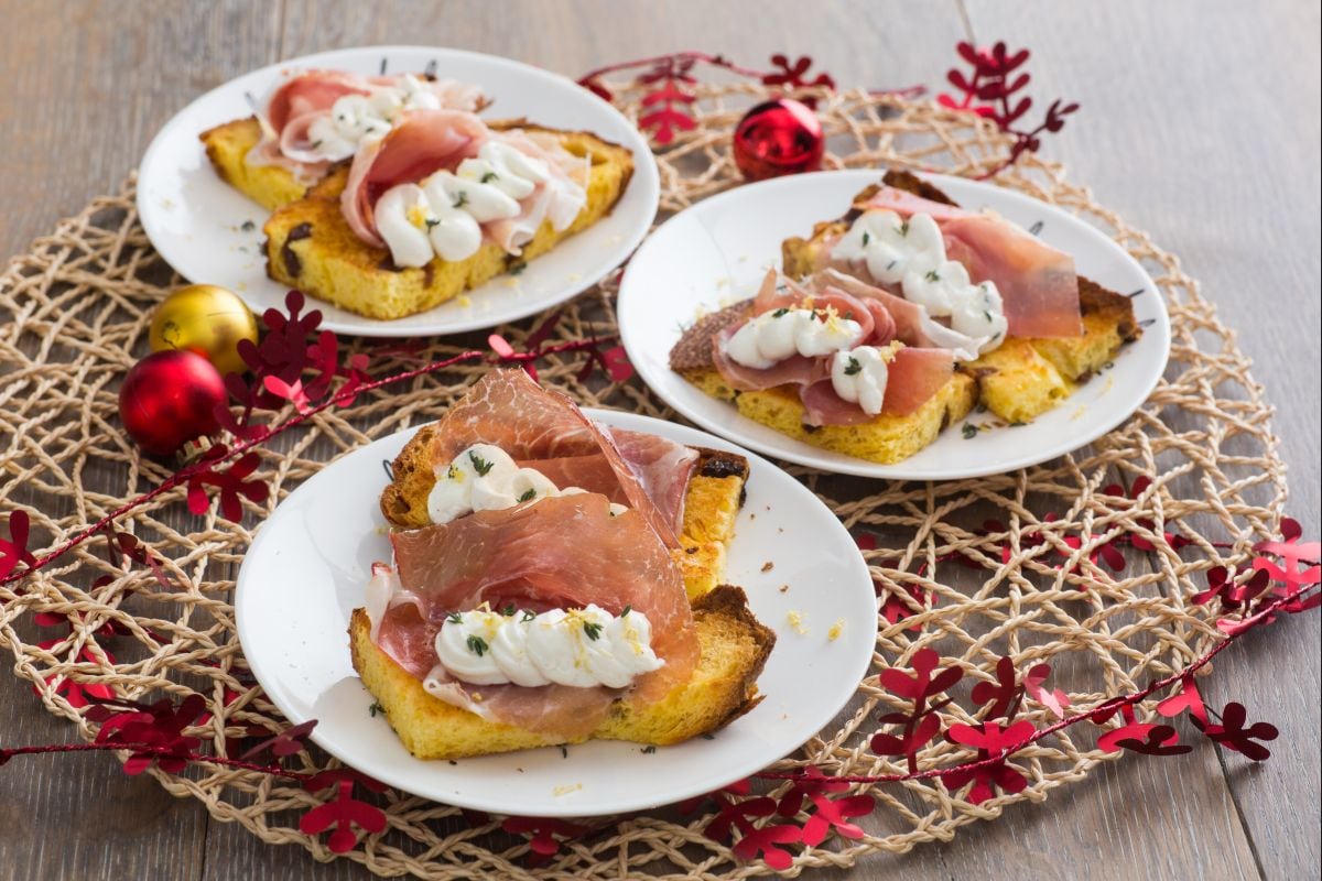 Canapé de panettone avec robiola et culatello