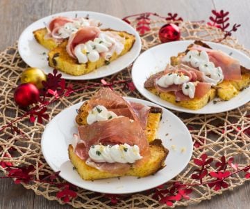 Canapé de panettone avec robiola et culatello