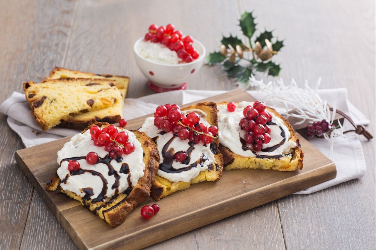 Bruschette de panettone au gorgonzola et groseilles
