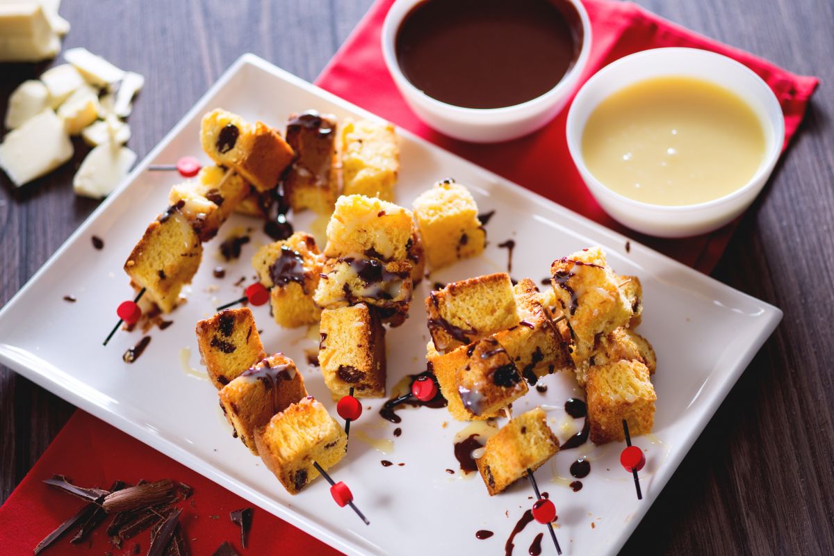 Brochettes de panettone avec fondue aux deux chocolats