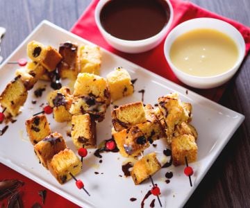 Brochettes de panettone avec fondue aux deux chocolats
