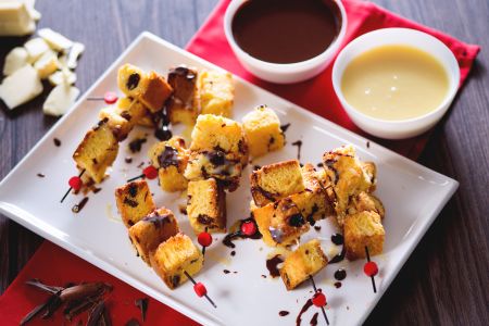 Brochettes de panettone avec fondue aux deux chocolats