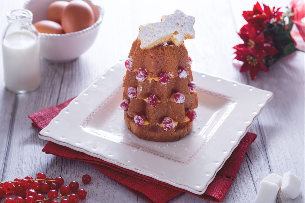 Petits sapins de pandoro avec crème pâtissière et groseilles