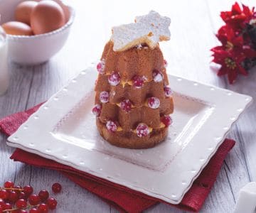 Petits sapins de pandoro avec crème pâtissière et groseilles
