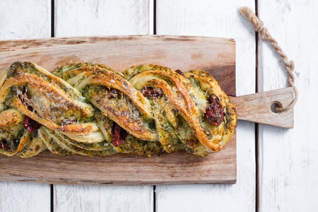 Tresse au pesto et tomates cerises