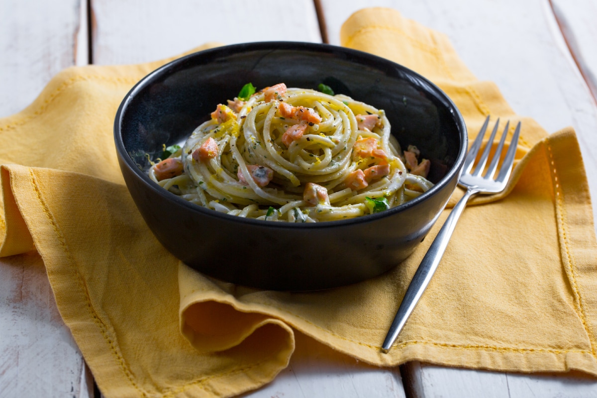 Spaghetti au saumon et stracciatella au basilic