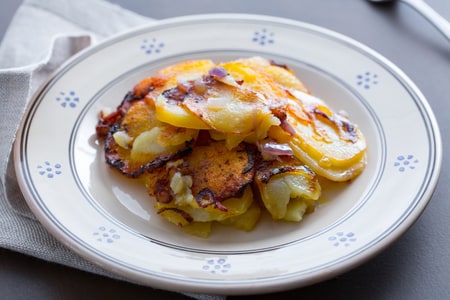 Pommes de terre 'mpacchiuse avec oignon